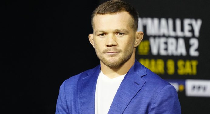 Petr Yan revela que sofreu ruptura no ligamento do joelho; ex-campeão passará por cirurgia