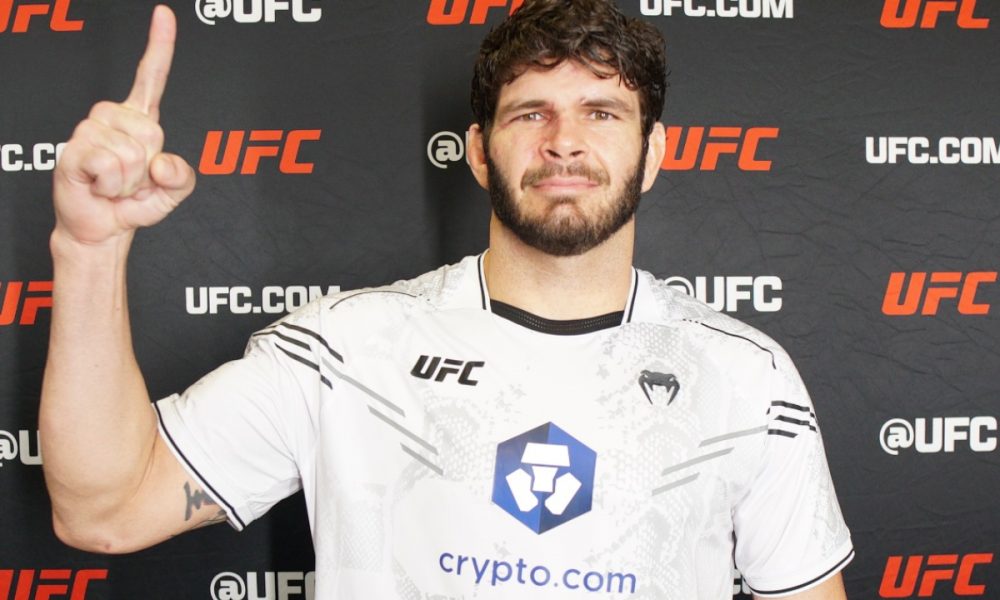 Philipe Lins posa para foto após vencer Ion Cutelaba no UFC 299.
