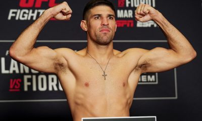 Vicente Luque posa na balança da pesagem oficial do UFC Atlantic City.