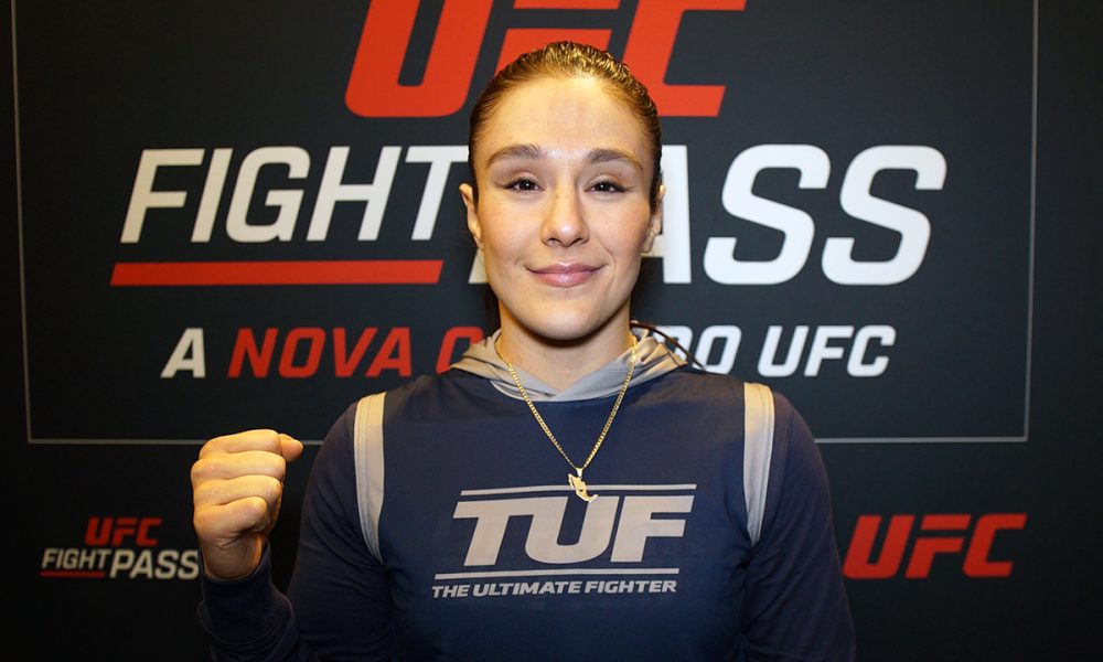 Alexa Grasso posa para fotos após conceder entrevista para a Ag Fight