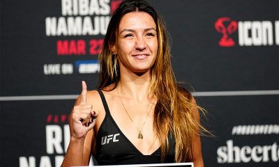 Amanda Ribas posa para fotos em cima da balança do UFC logo após bater o peso da divisão dos moscas