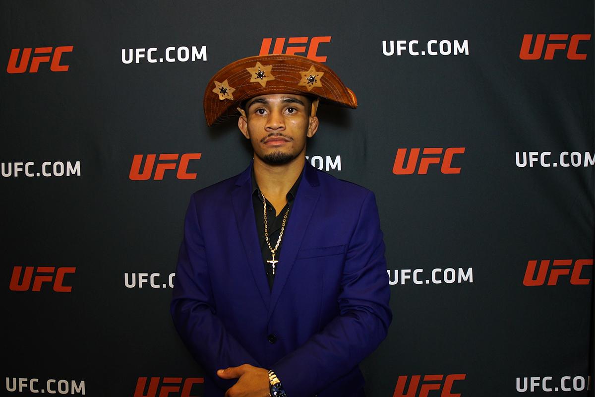 André Mascote relembra mordida sofrida no UFC e lamenta demissão de rival: “Chateado”