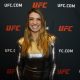 Mackenzie Dern posa para fotos após ser entrevistada pela reportagem da Ag Fight