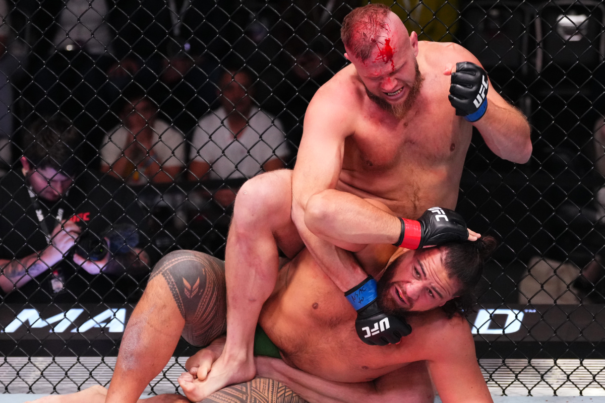 Tybura suporta castigo e finaliza Tuivasa na luta principal do UFC Vegas 88