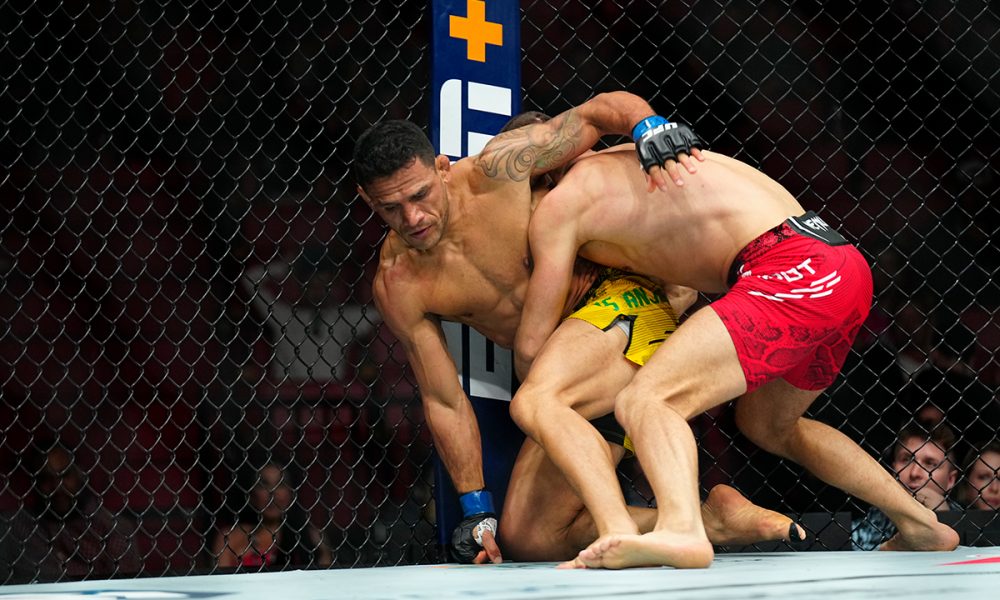 Rafael dos Anjos tenta se levantar após ser derrubado por Mateusz Gamrot