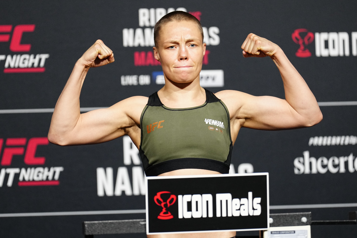 Rose Namajunas posa para foto na pesagem do UFC Vegas 89