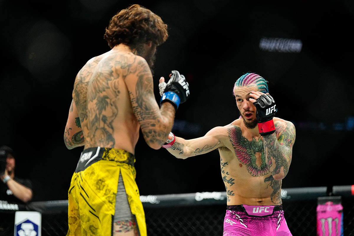 Sean O'Malley encara Marlon Chito Vera no octógono do UFC 299