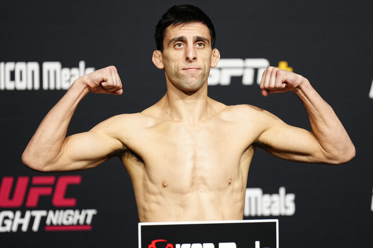 Steve Erceg passa pela balança na pesagem do UFC Vegas 89