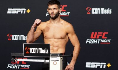 Thiago Moises posa para fotos após bater o peso para sua luta no UFC Vegas 88