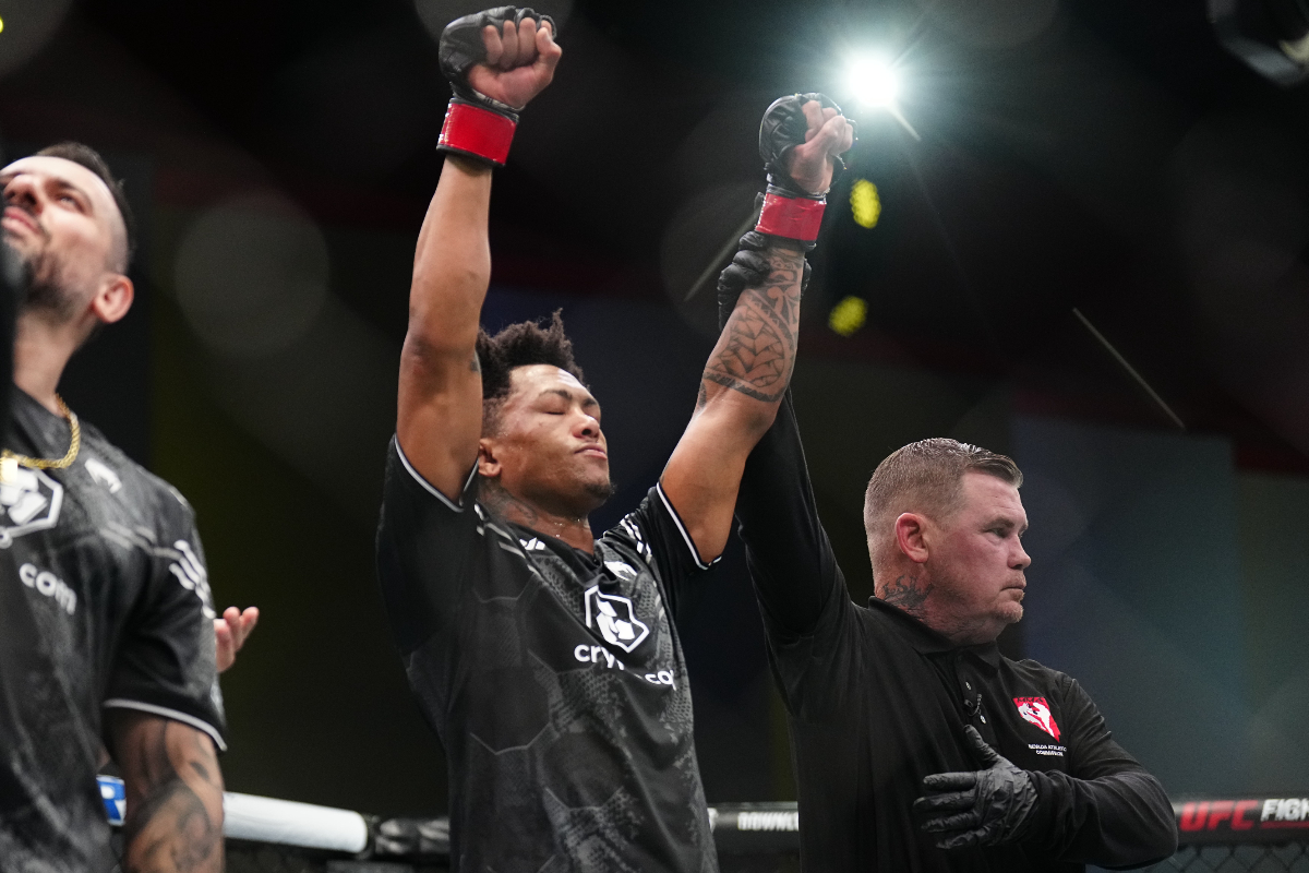 O brasileiro teve o braço erguido em sua estreia no Ultimate