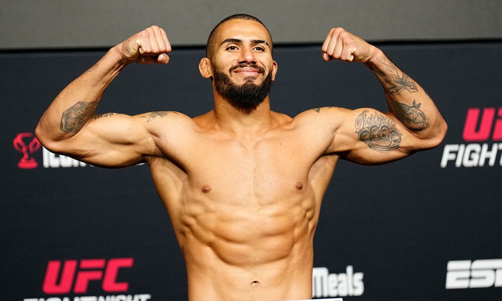 Vitor Petrino posa para fotos após se pesar para o card do UFC Vegas 87