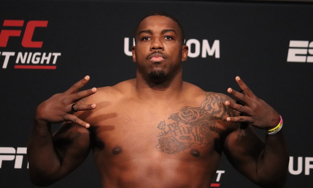Walt Harris posa para foto após passar por pesagem do UFC