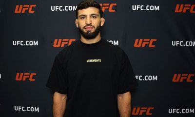 Arman Tsarukyan posa para fotos após sua entrevista para a Ag Fight no UFC Apex