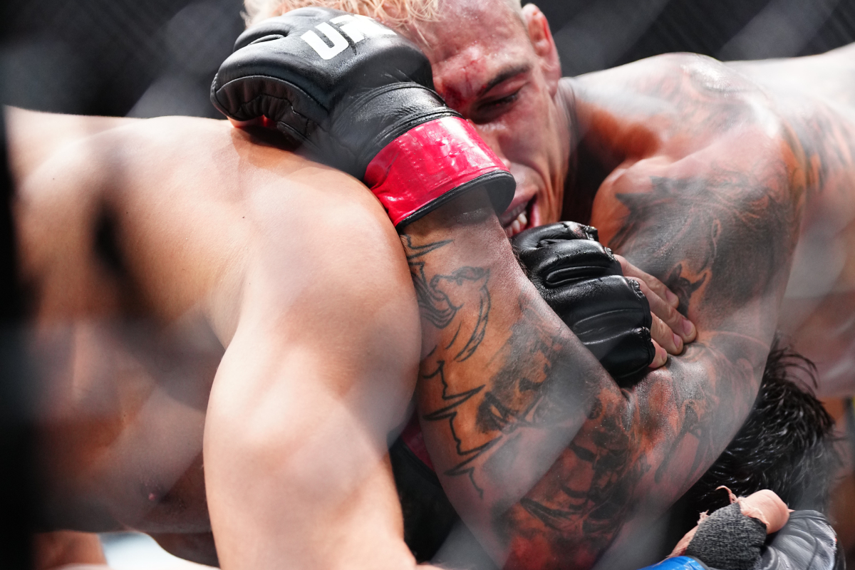 Charles Do Bronxs encaixa triângulo de mão em Arman Tsarukyan no UFC 300.