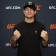 Diego Lopes posa para fotos após ser entrevistado pela Ag Fight no UFC Apex