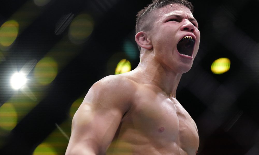 Jean Matsumoto comemora sua vitória contra Dan Argueta no UFC Vegas 90.