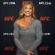 Kayla Harrison posa para fotos após ser entrevistado pela Ag Fight no UFC Apex