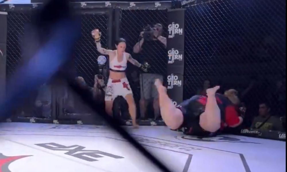 Lutadora quase se nocauteia sozinha em luta bizarra na República Tcheca.