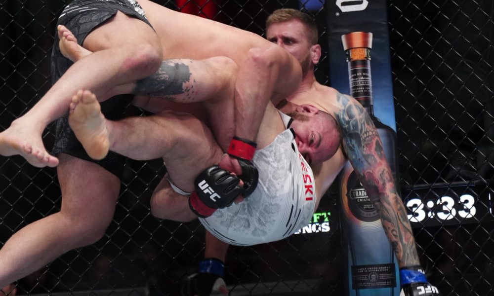Valter Walker aplica queda em Lukasz Brzeski no UFC Vegas 90.