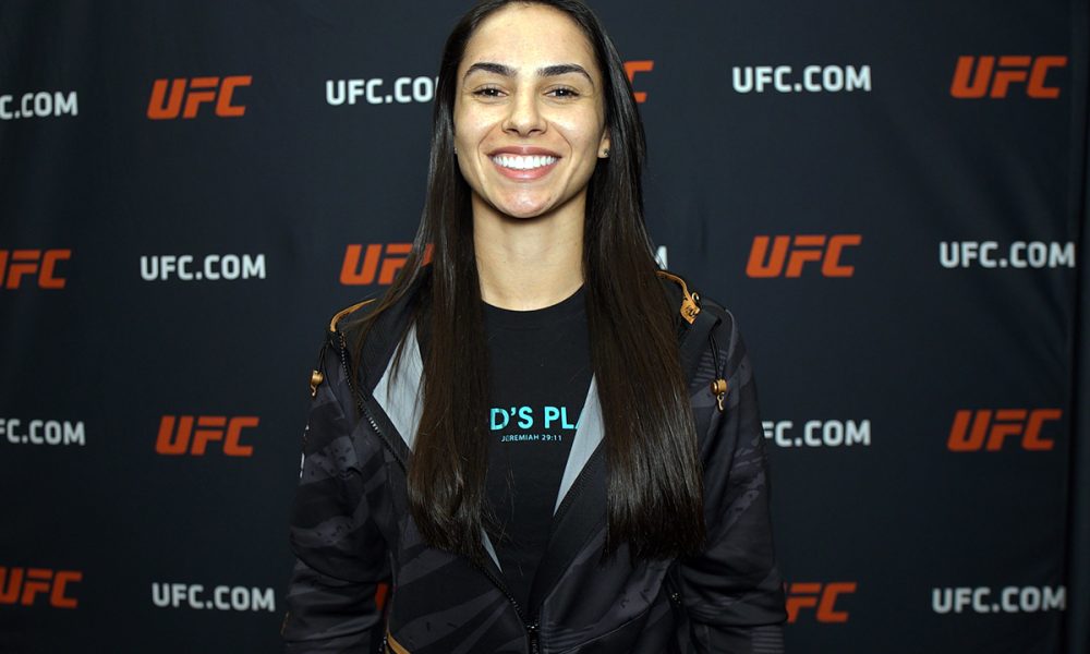 Ariane Lipski posa para fotos após ser entrevistada pela reportagem da Ag Fight