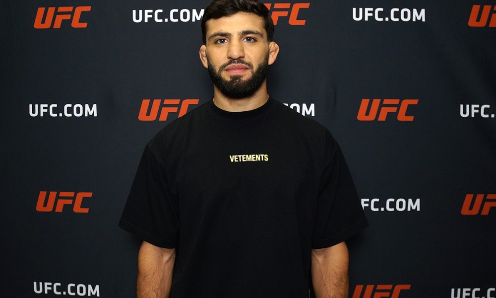 Arman Tsarukyan posa para fotos após sua entrevista para a Ag Fight no UFC Apex