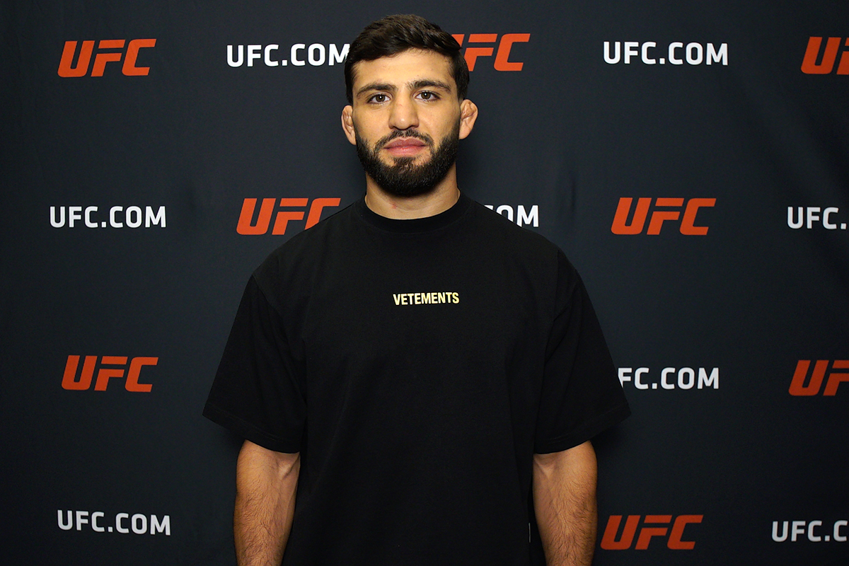 Arman Tsarukyan posa para fotos após sua entrevista para a Ag Fight no UFC Apex