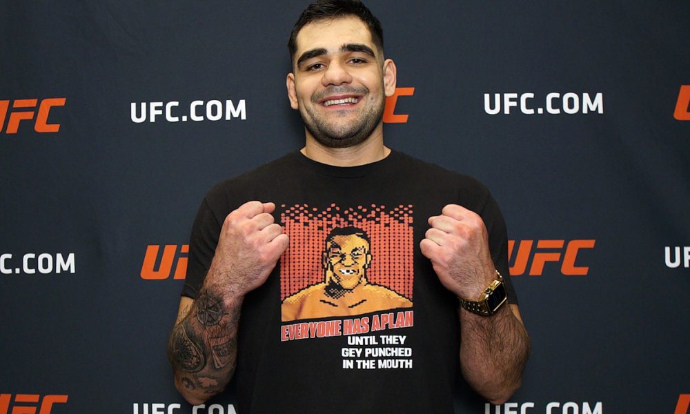 Caio Machado posa para fotos após ser entrevistada pela reportagem da Ag Fight