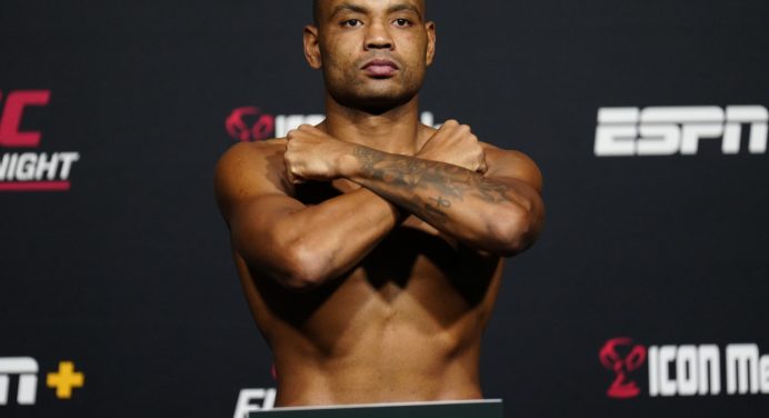 César Almeida detalha lesão ligamentar no joelho e traça prazo para voltar à ativa no UFC