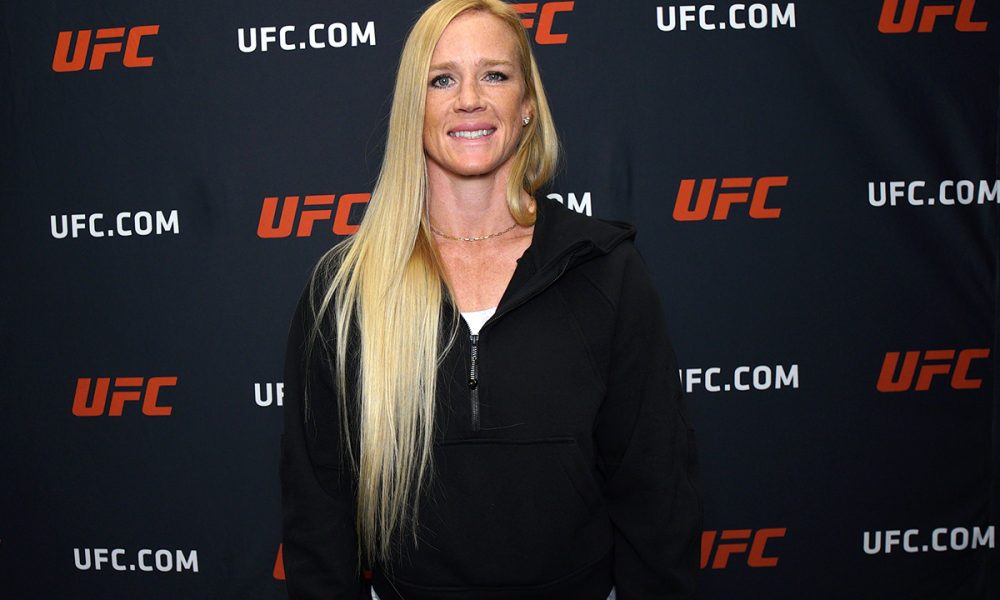 Holly Holm posa para fotos após sua entrevista para a Ag Fight no UFC Apex