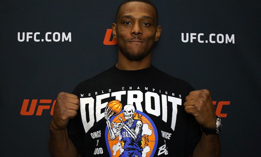 Jamahal Hill posa para fotos após sua entrevista para a Ag Fight no UFC Apex