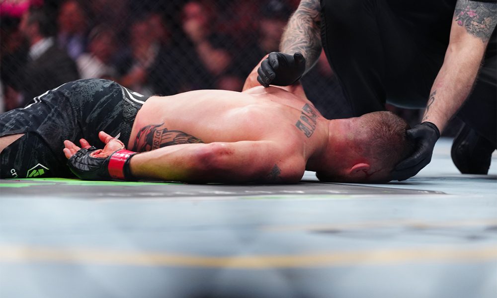 Justin Gaethje fica desacordado no octógono após ser nocuateado por Max Holloway no UFC 300