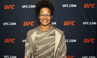 Karine Silva posa para fotos após ser entrevistada pela reportagem da Ag Fight