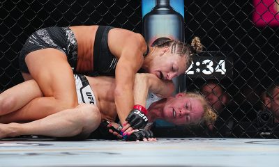 Kayla Harrison controla Holly Holm no chão durante luta no UFC 300