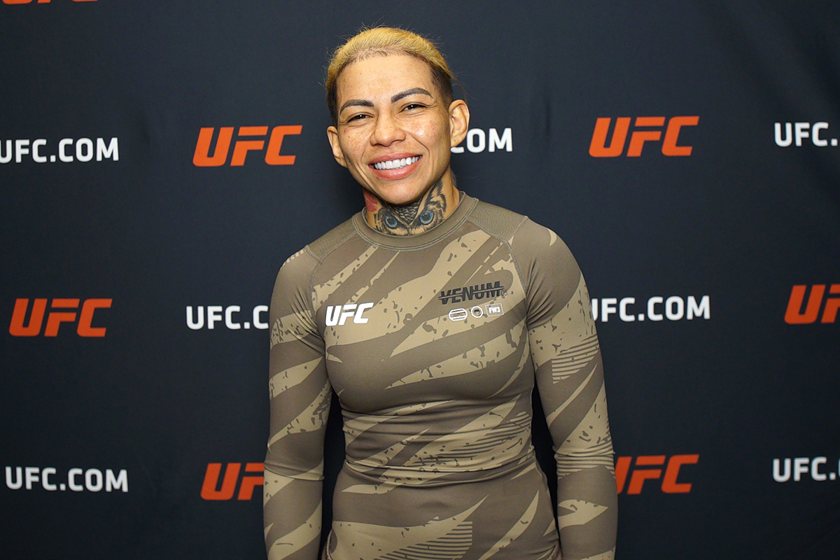 Ketlen Souza posa para fotos após ser entrevistada pela reportagem da Ag Fight