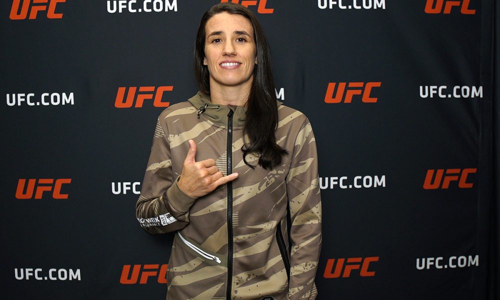 Marina Rodriguez posa para fotos após sua entrevista para a Ag Fight no UFC Apex