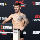 Matheus Nicolau posa para fotos após se pesar para a luta principal do UFC Vegas 91