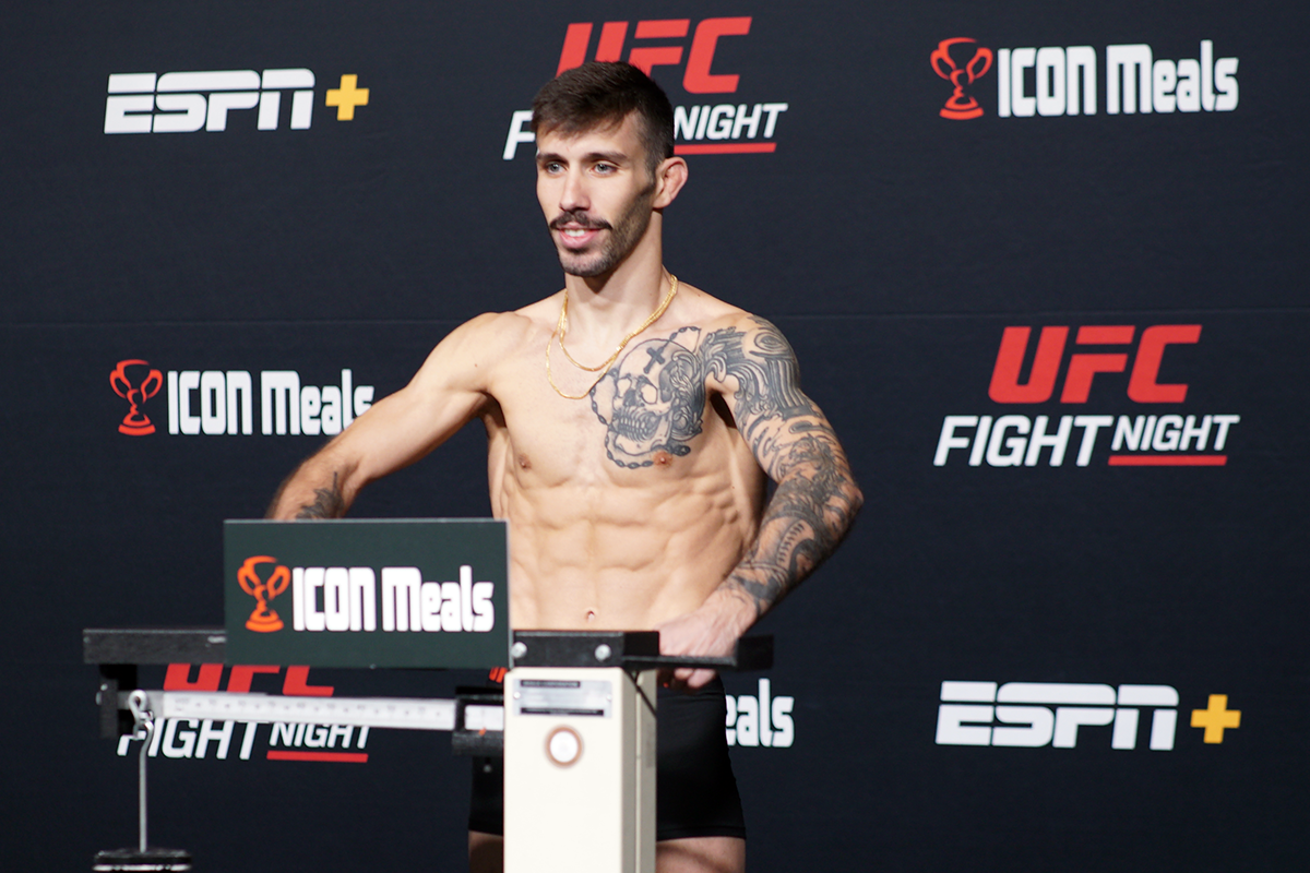 Matheus Nicolau posa para fotos após se pesar para a luta principal do UFC Vegas 91