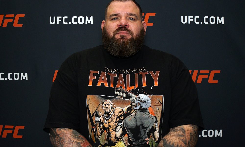 Plinio Cruz posa para fotos após sua entrevista para a Ag Fight no UFC Apex