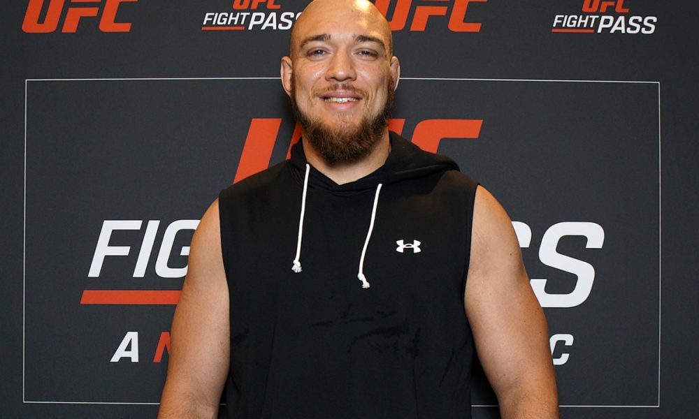 Valter Walker posa para fotos após ser entrevistado pela reportagem da Ag Fight