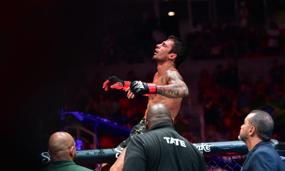 Alexandre Pantoja comemora a vitória no UFC Rio.