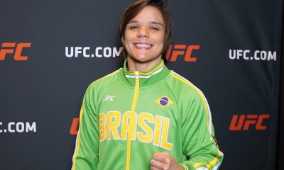 Arianne Sorriso posa para fotos no UFC Apex logo após ser entrevistado pela reportagem da Ag Fight