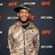 Carlston Harris posa para fotos no UFC Apex logo após ser entrevistado pela reportagem da Ag Fight
