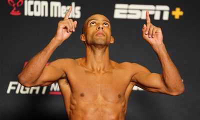 Edson Barboza posa para fotos após se pesar para o UFC Vegas 92