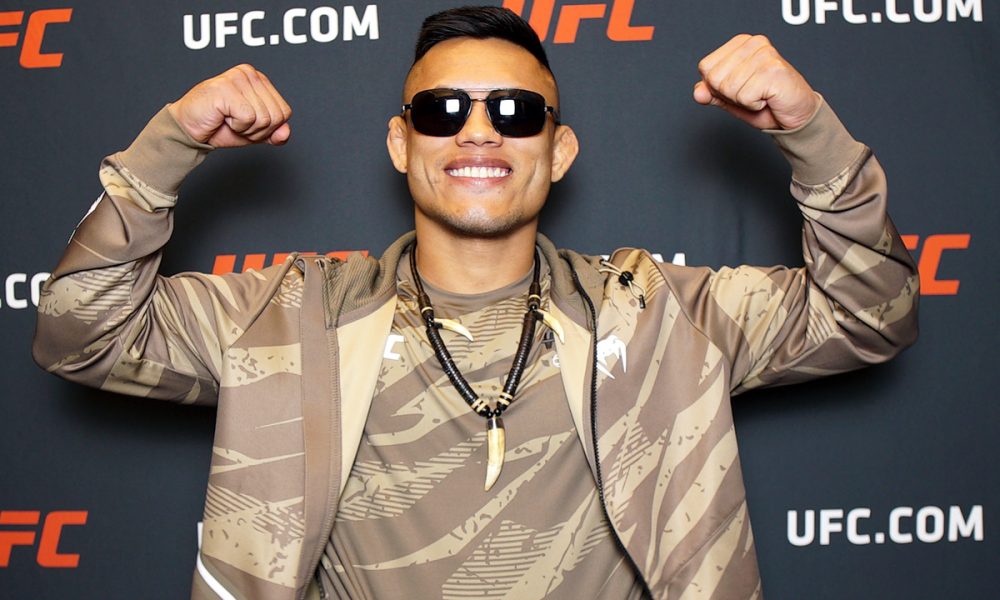 Kleydson Rodrigues posa para fotos no UFC Apex logo após ser entrevistado pela reportagem da Ag Fight