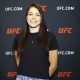Melissa Gatto posa para fotos no UFC Apex logo após ser entrevistado pela reportagem da Ag Fight