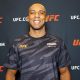 Edson Barboza posa para fotos no UFC Apex logo após ser entrevistado pela reportagem da Ag Fight