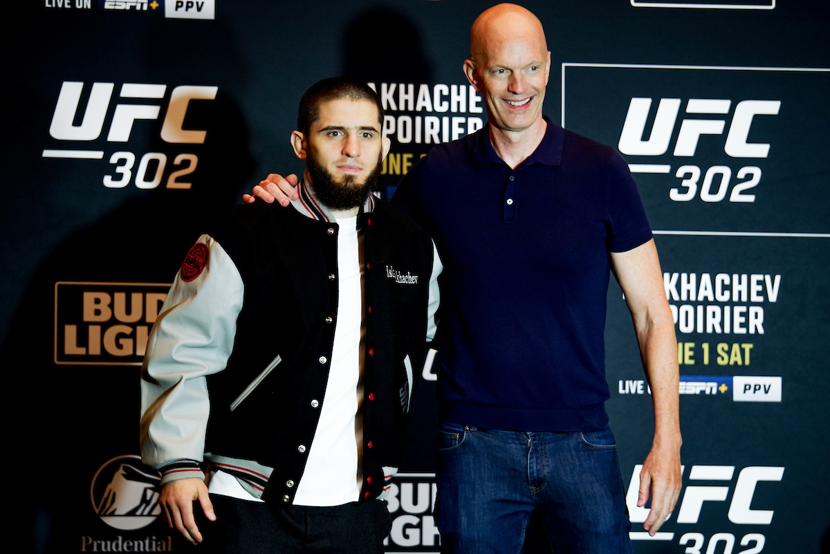 Islam Makhachev recebe jaqueta comemorativa após passar ileso em 50 testes antidoping