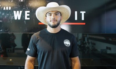 Kaynan Duarte posa para fotos no UFC PI logo após ser entrevistado pela reportagem da Ag Fight