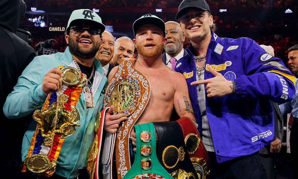 Saul Canelo posa para fotos com seus quatro cinturões após vitória em Las Vegas