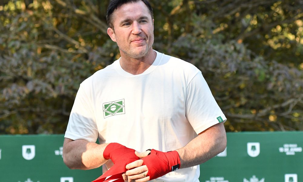 Chael Sonnen prepara a bandagem em suas mãos antes de fazer treino aberto no Parque Ibirapuera